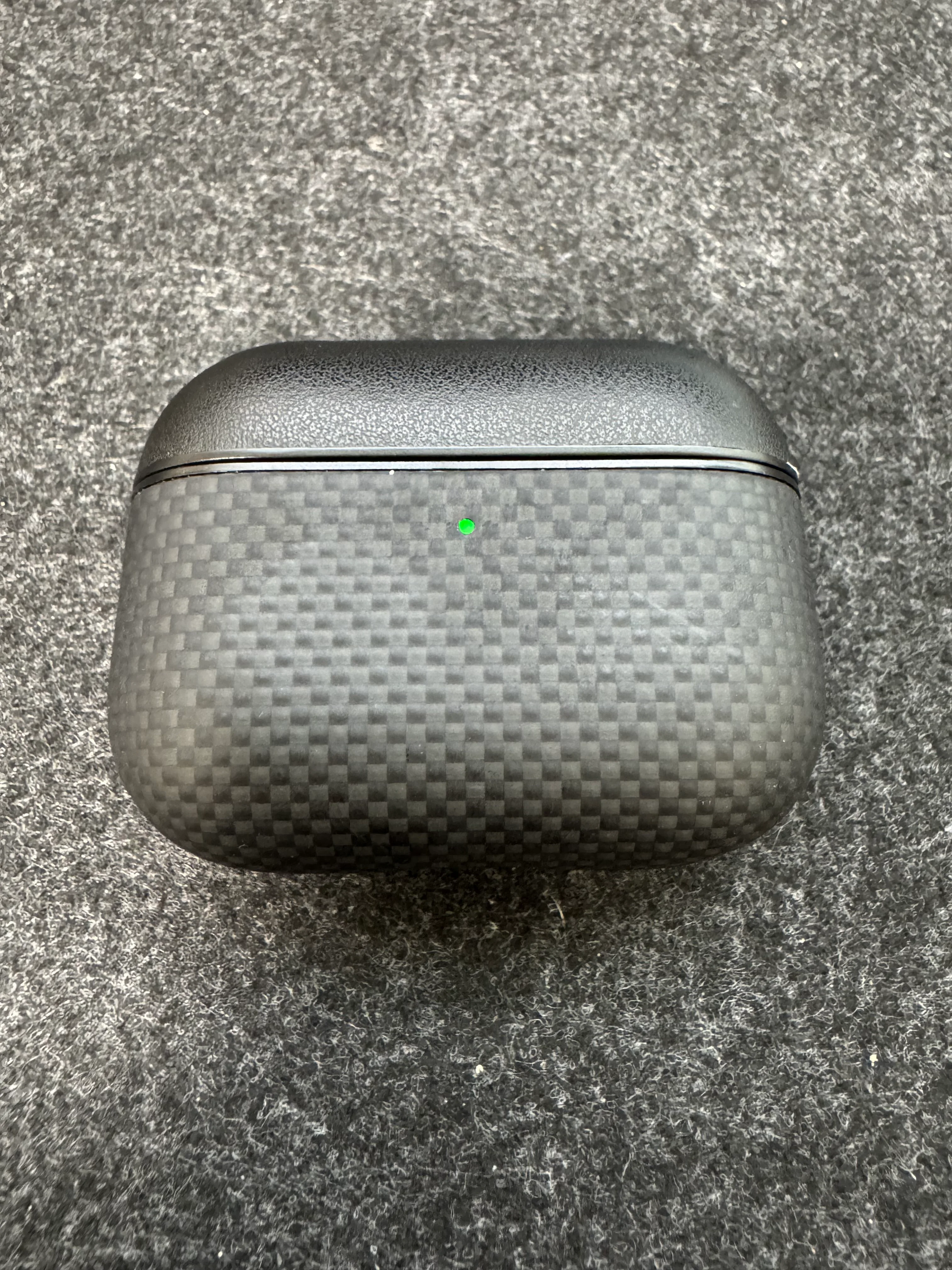 PITAKA MagEZ Caseを装着したAirPods Pro 3の正面。アラミド繊維の編み込み模様が見える