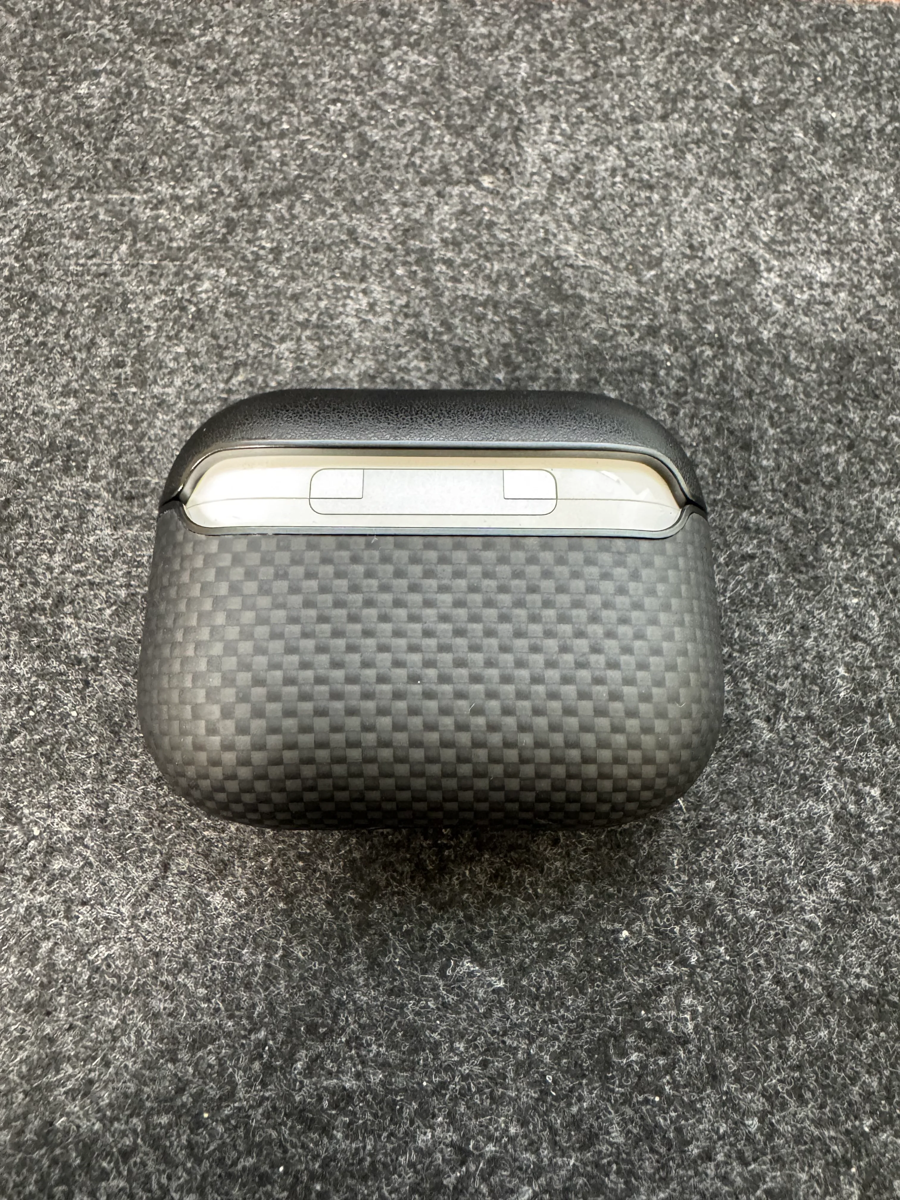 PITAKA MagEZ Caseの背面。上部はPUレザー、下部はアラミド繊維のツートン構造