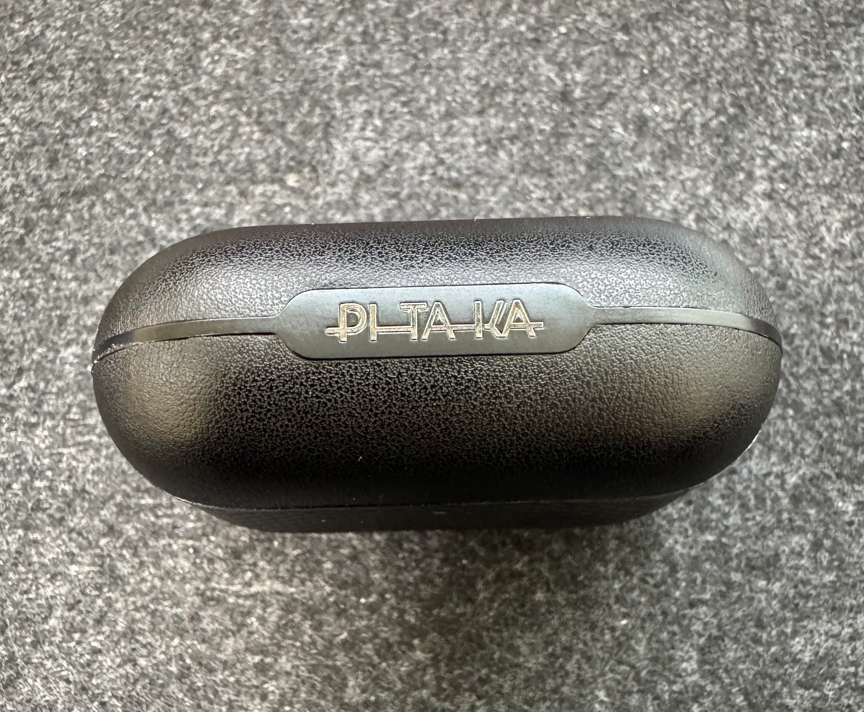 ヒンジ部分のPITAKAロゴ